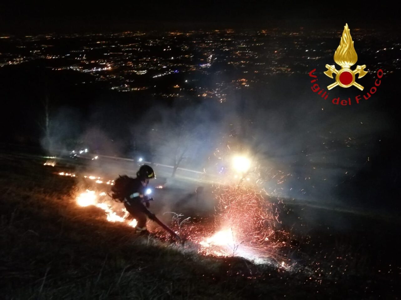 Incendio boschivo sul Cornizzolo a Canzo SIRENE DI NOTTE