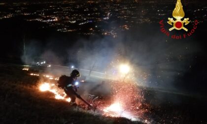 Incendio boschivo sul Cornizzolo a Canzo SIRENE DI NOTTE