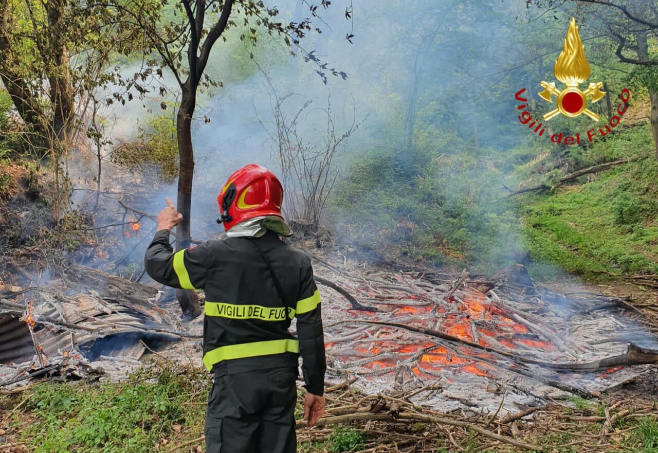 Legname in fiamme in Valbasca: intervento dei Vigili del Fuoco