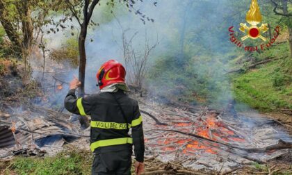 Legname in fiamme in Valbasca: intervento dei Vigili del Fuoco