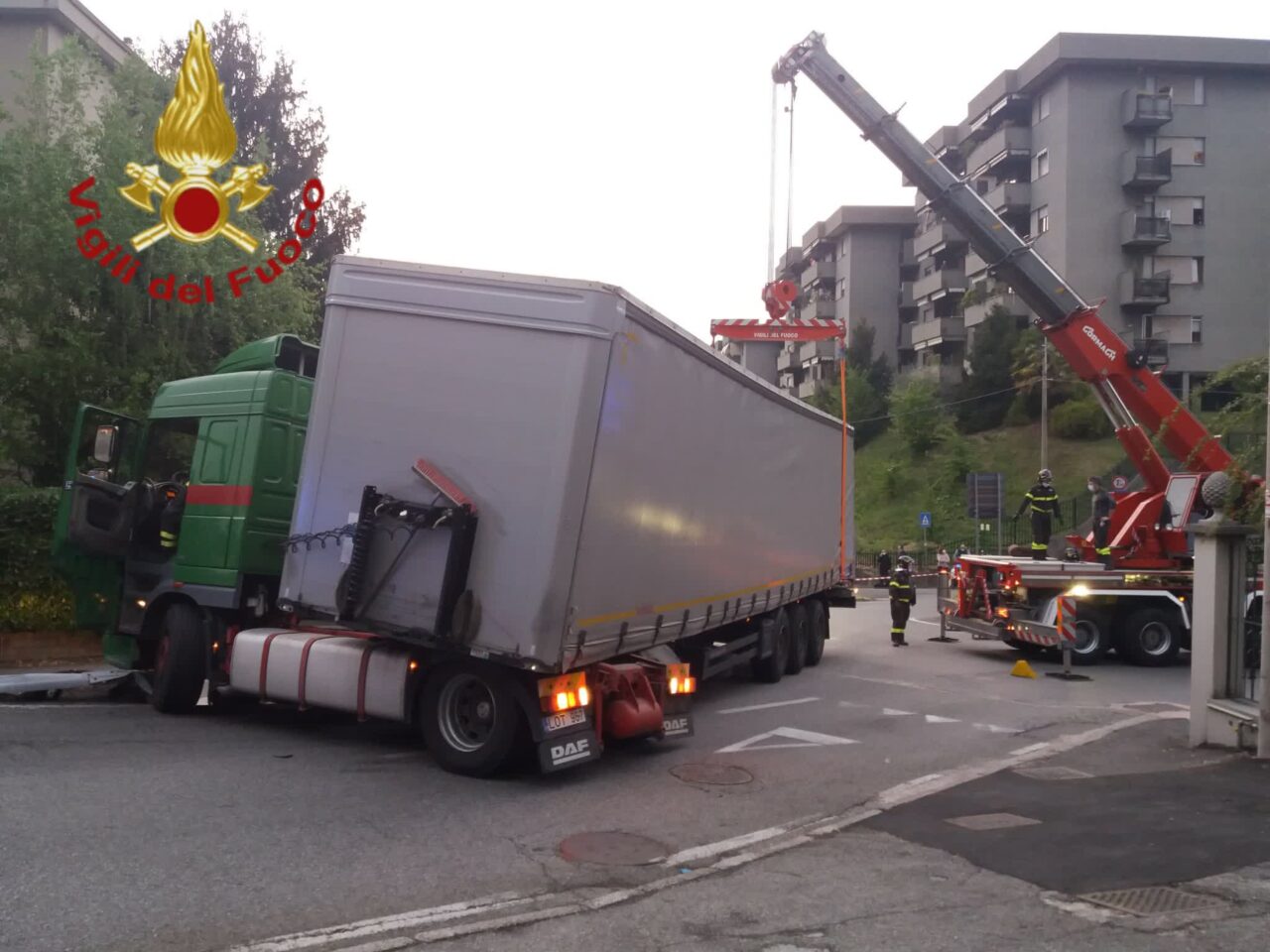 Tir incastrato in Largo Silo a Como: maxi intervento dei Vigili del Fuoco per rimuoverlo