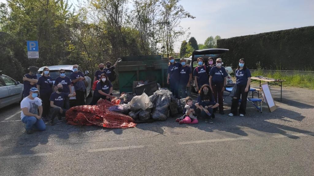 Grande successo per la giornata Plasticfree a Casnate: in 98, tra cui bambini e famiglie, a ripulire i boschi