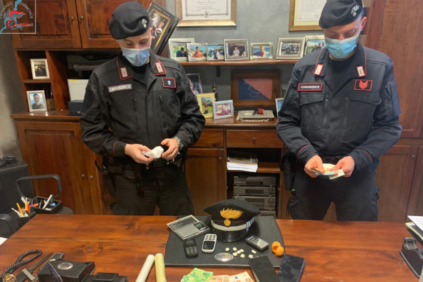 Beccati mentre vendono cocaina: arrestati dopo un inseguimento