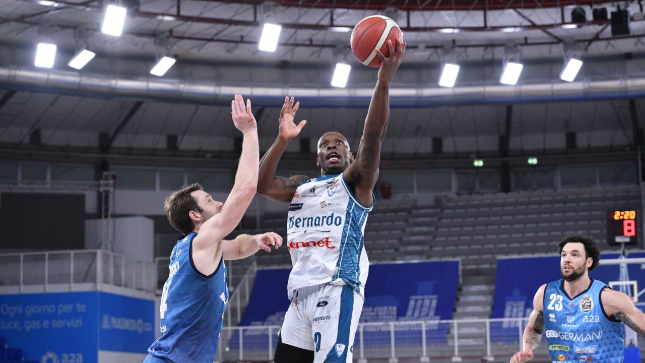 Pallacanestro Cantù vince contro Brescia