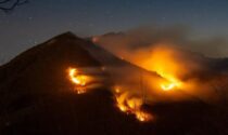 Incendio sul Monte Croce: Vigili del Fuoco ancora al lavoro per domare il rogo