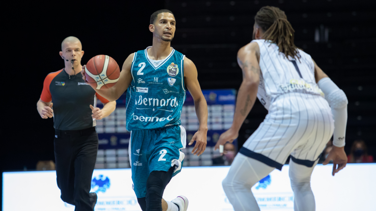 Pallacanestro Cantù lesione del legamento crociato per Smith