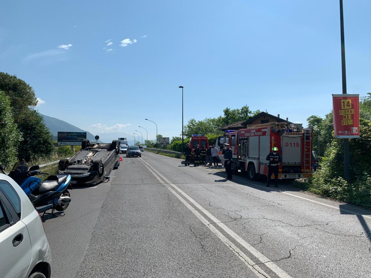 Auto si ribalta a Erba