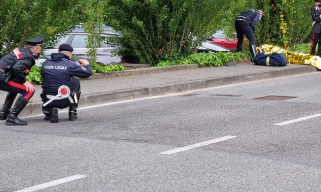 Madre e figli falciati sulla strada, l’investitore era sul posto: si era inventato lui dell’auto pirata