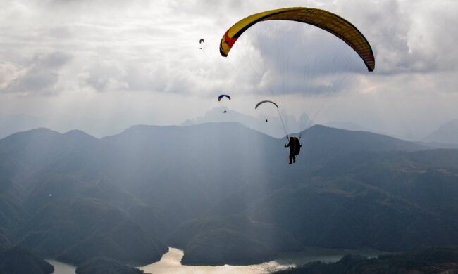 Vedono un parapendio scendere velocemente verso il lago e danno l’allarme ma il velista stava benissimo