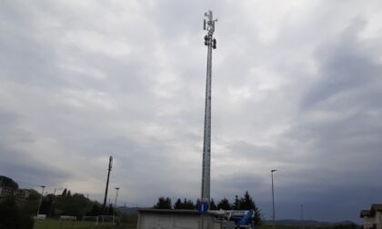 Duecento firme contro l’antenna telefonica installata a Uggiate Trevano