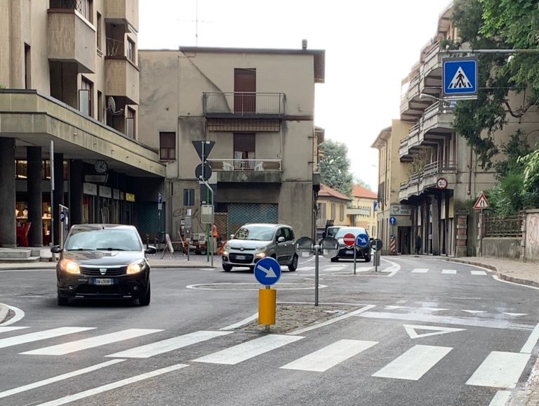Statale riaperta in centro a Olgiate: finiti i lavori per le due rotonde nuove