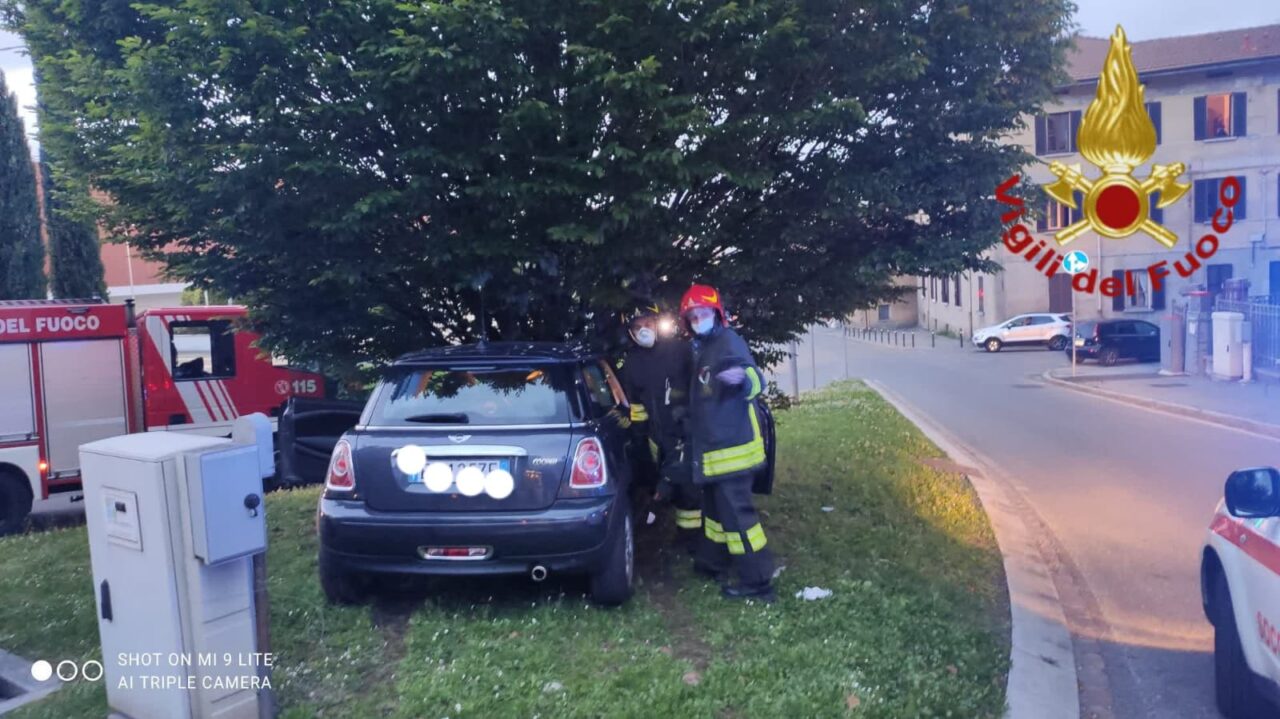 Incidente a Como, soccorsa una ventenne SIRENE DI NOTTE