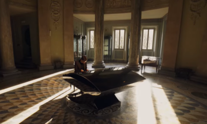 Il pianista Alessandro Martire suona all'interno del Tempio Voltiano VIDEO