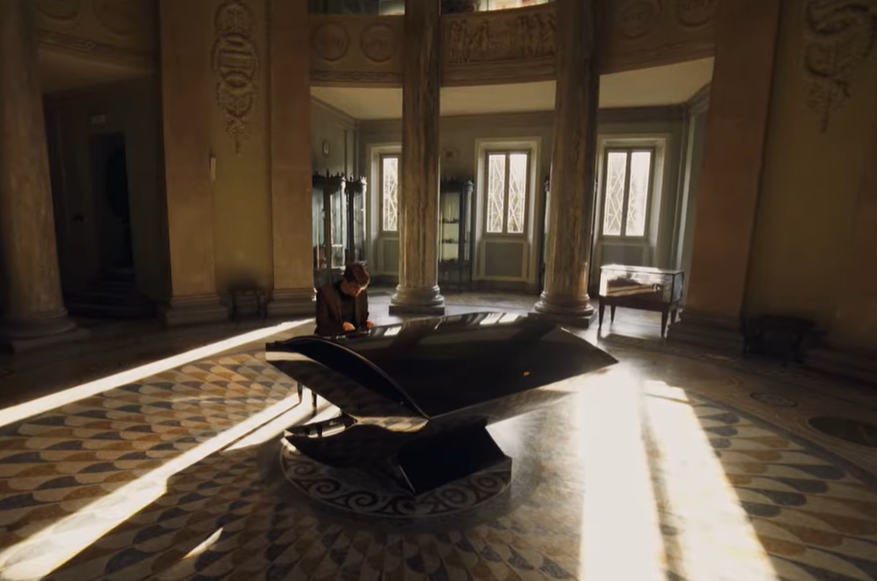 Il pianista Alessandro Martire suona all’interno del Tempio Voltiano VIDEO