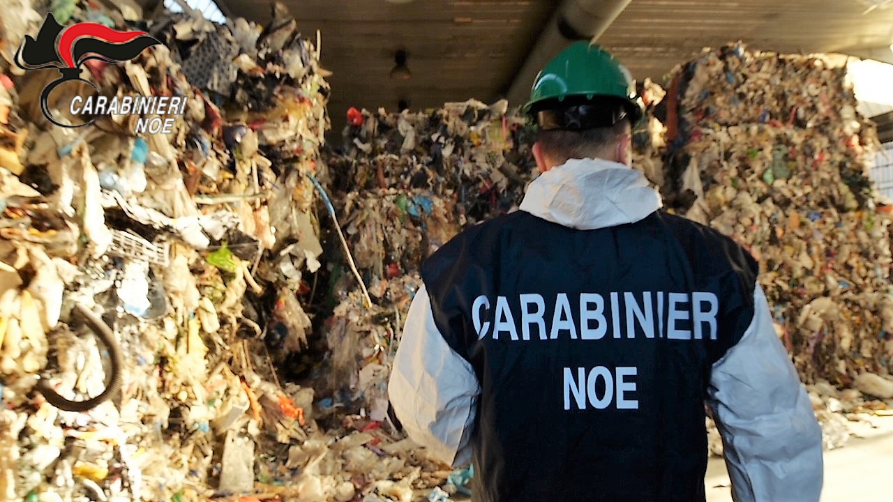 Traffico illecito di rifiuti, cinque arresti