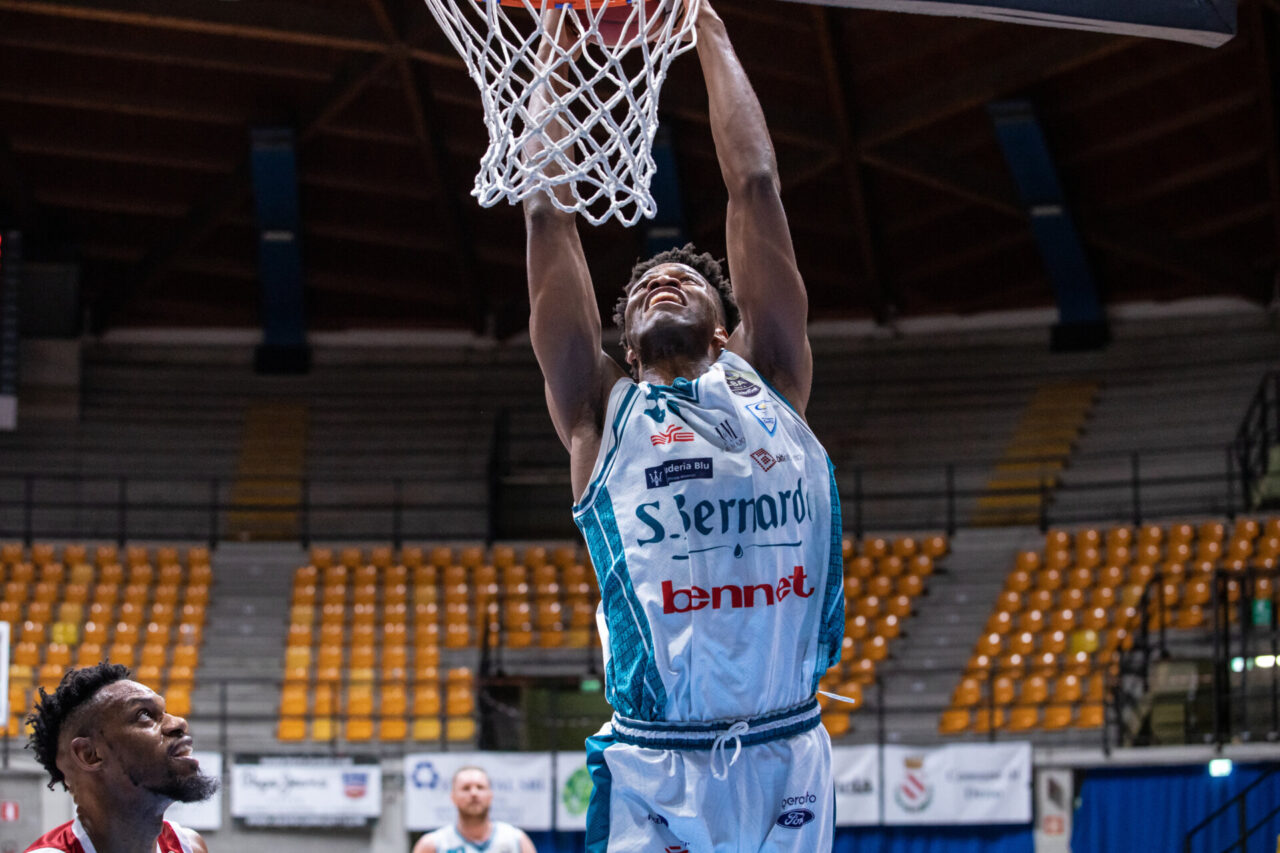 Pallacanestro Cantù lunedì l’ultima giornata. Coach Bucchi: “Siamo amareggiati”