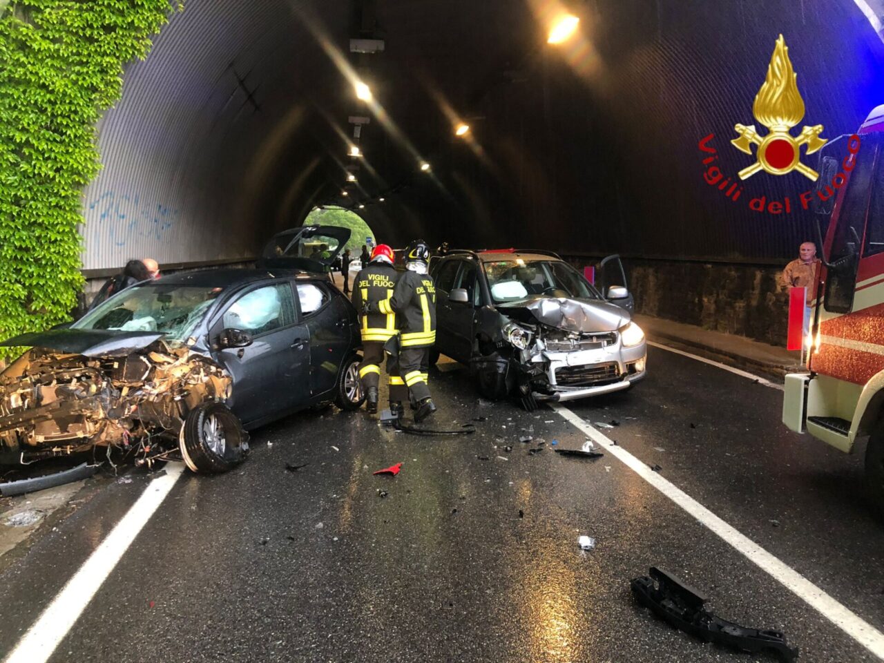 Maxi tamponamento in galleria a Cernobbio: 4 auto coinvolte e un ferito