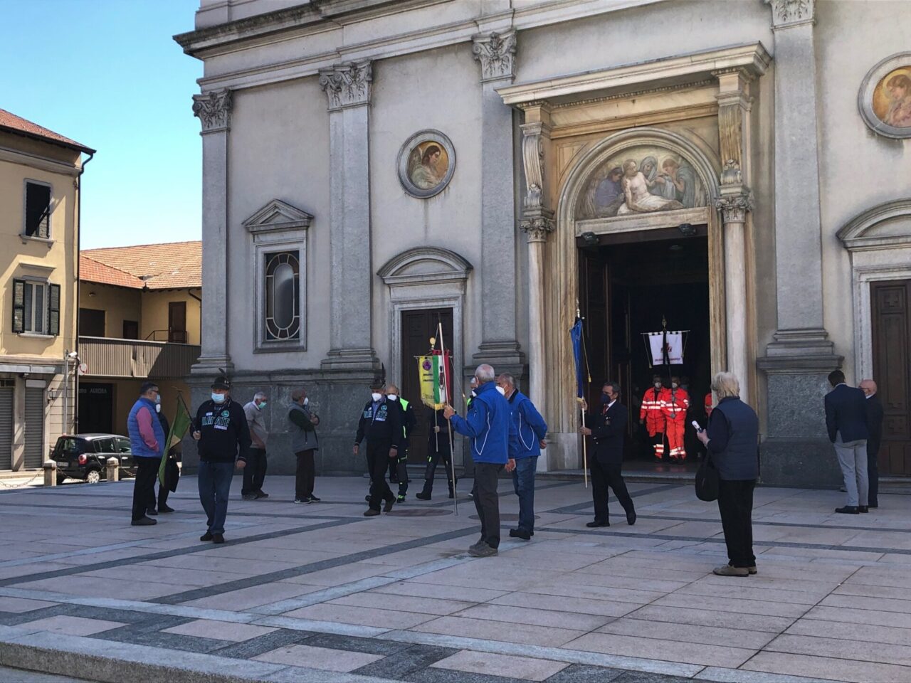 Chiesa e sagrato gremiti per l’addio al dottor Bianchi
