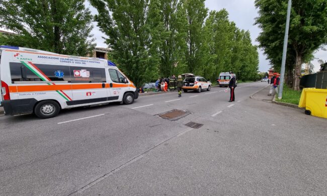 Madre e due figli investiti da pirata della strada: bimbo gravissimo
