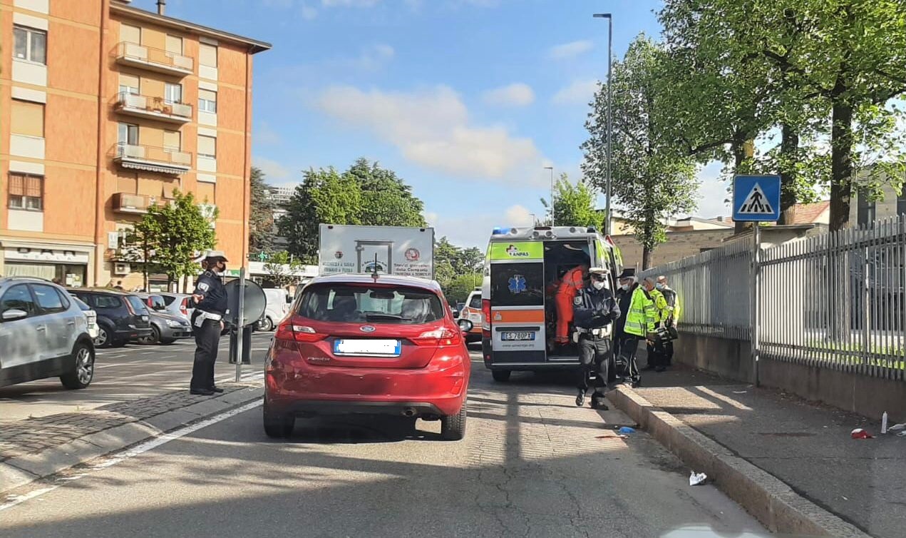 Cade dalla bici in via Isonzo