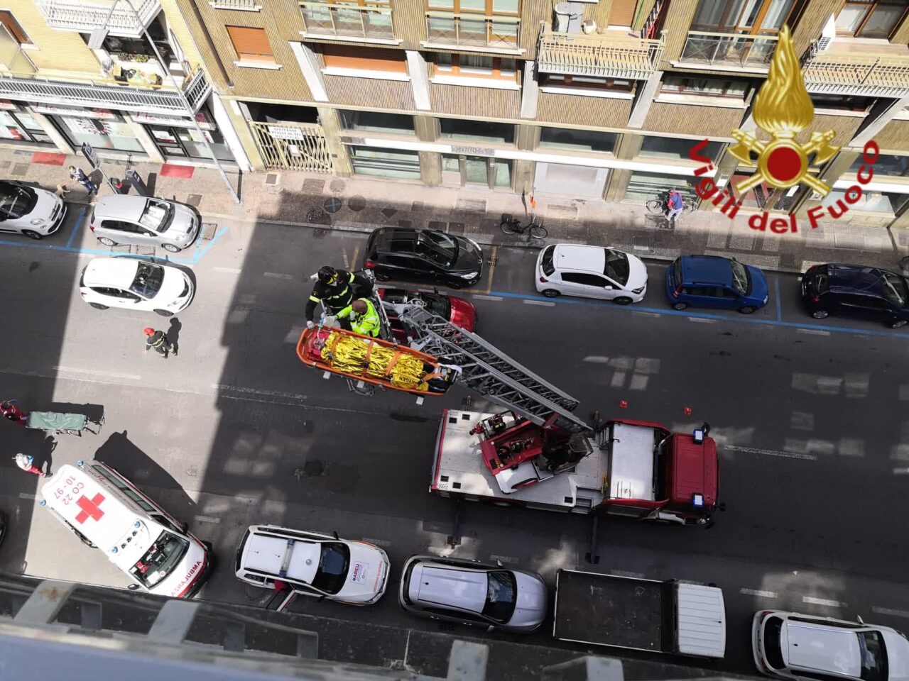 Si sente male in un appartamento al sesto piano, anziano salvato dall’autoscala dei Vigili del fuoco