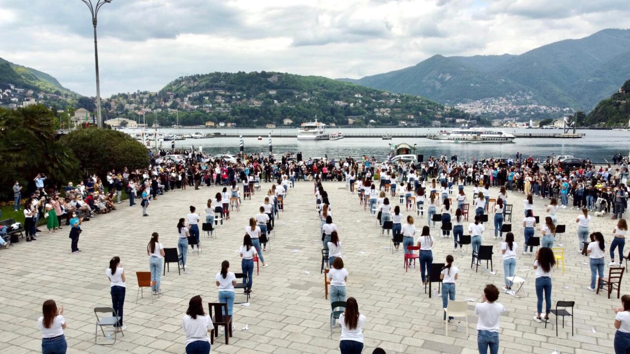 Danza a Como: le foto dei cento ballerini in piazza Cavour per l’evento “Le Rondini”