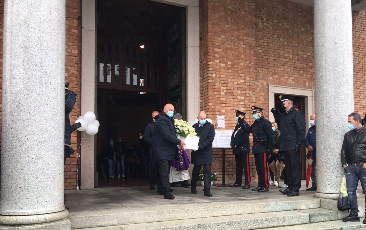 L’ultimo saluto alla piccola Sharon: Cabiate unita nel lutto