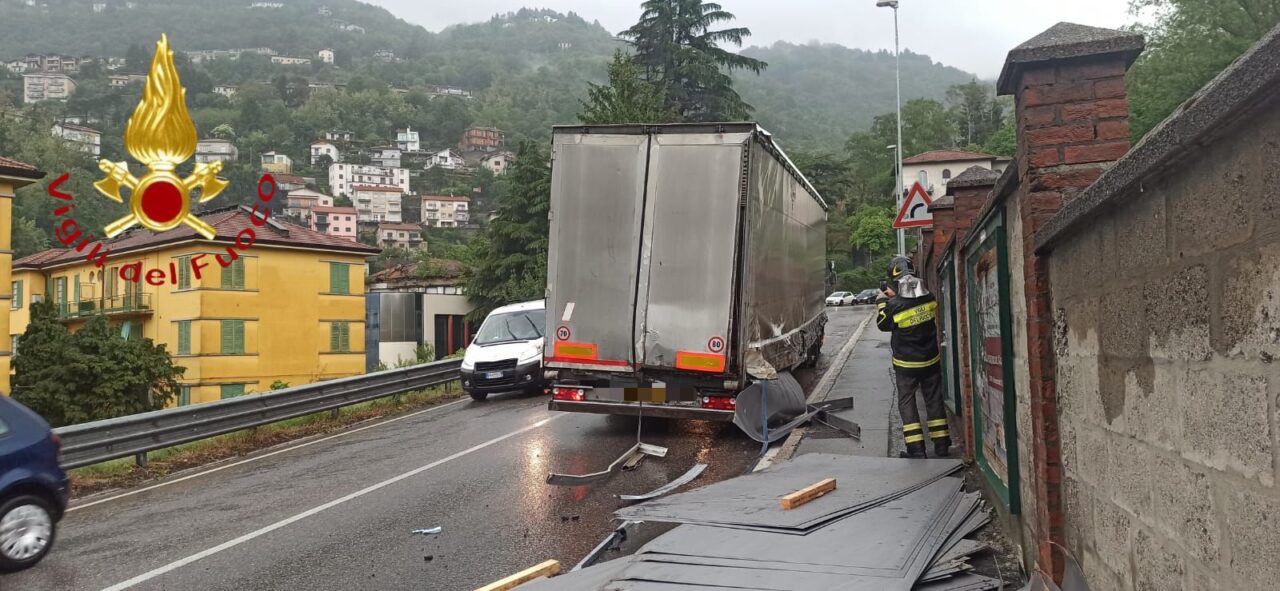 Autocarro perde il carico sulla strada