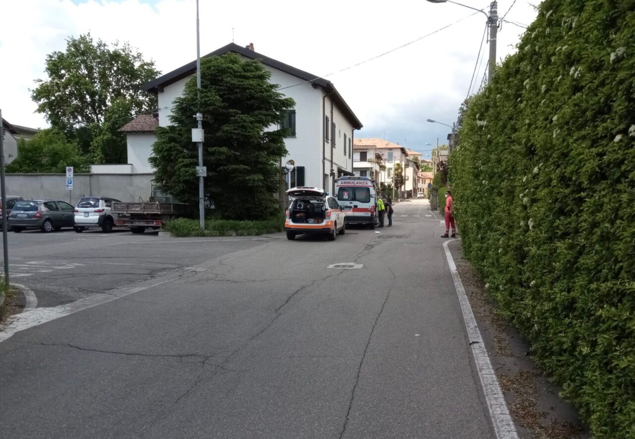 Paura a Figino Serenza: scontro auto-bici, soccorso un 14enne