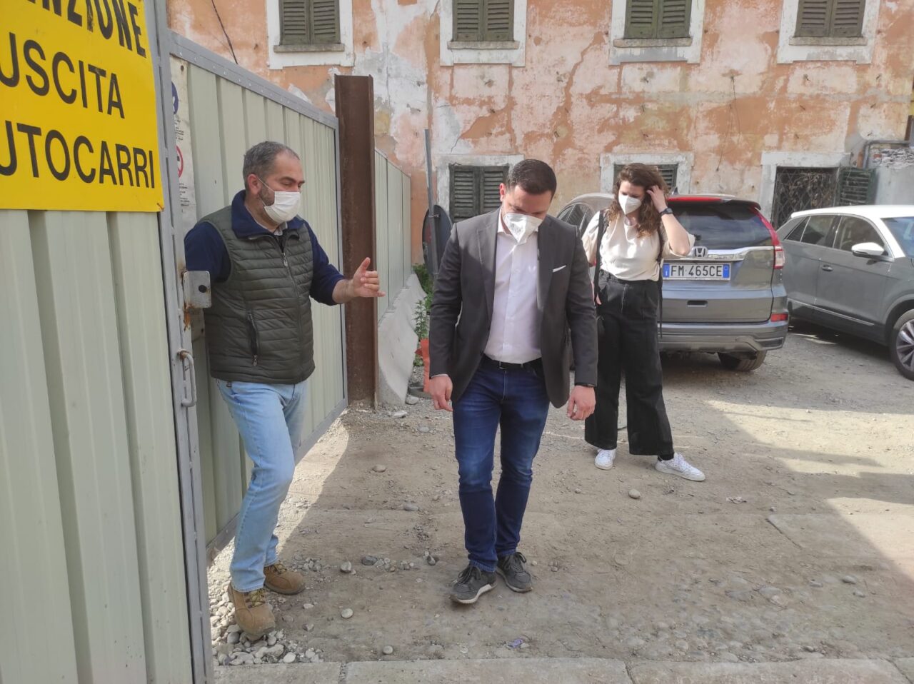 Tombe e un grande edificio dell’Età del Ferro nel cantiere di Borgovico: in visita il deputato Currò