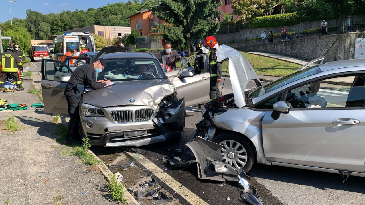 Schianto frontale tra due auto a Colverde: 5 feriti