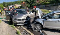 Schianto frontale tra due auto a Colverde: 5 feriti