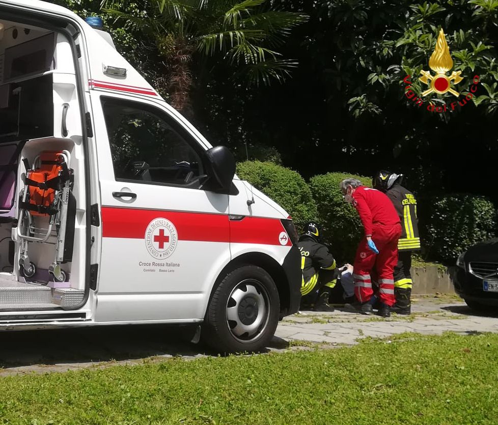Anziano cade in giardino a Como: intervento dei soccorsi