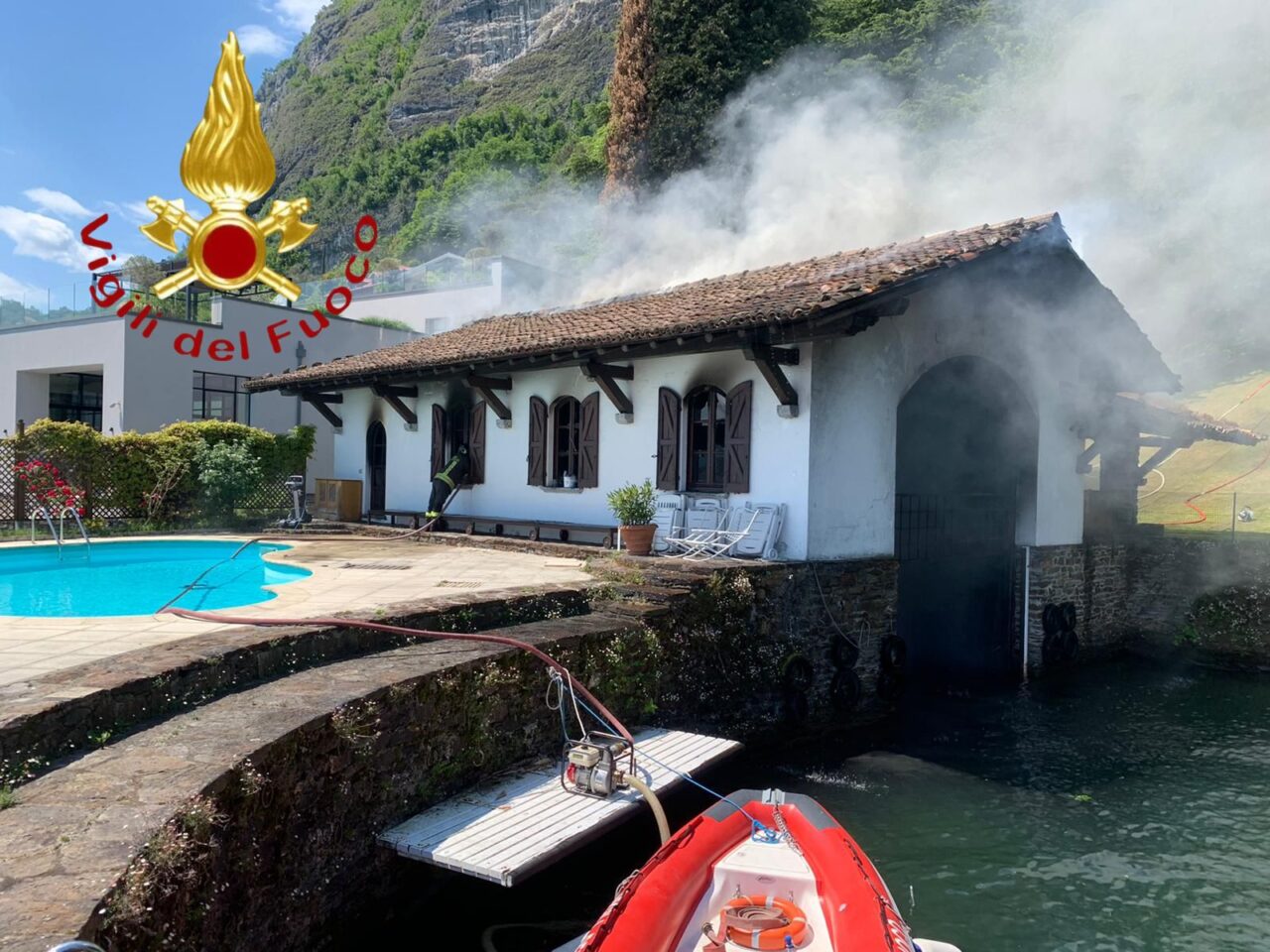 Incendio in darsena e su un’imbarcazione