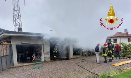 Box in fiamme, intervengono i Vigili del fuoco