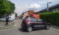 Uomo barricato in casa a Nova Milanese: salve moglie e figlia. Ma il 55enne ha sparato tre colpi