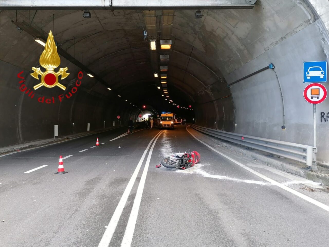 Incidente in galleria a Dongo, muore in moto a 47 anni