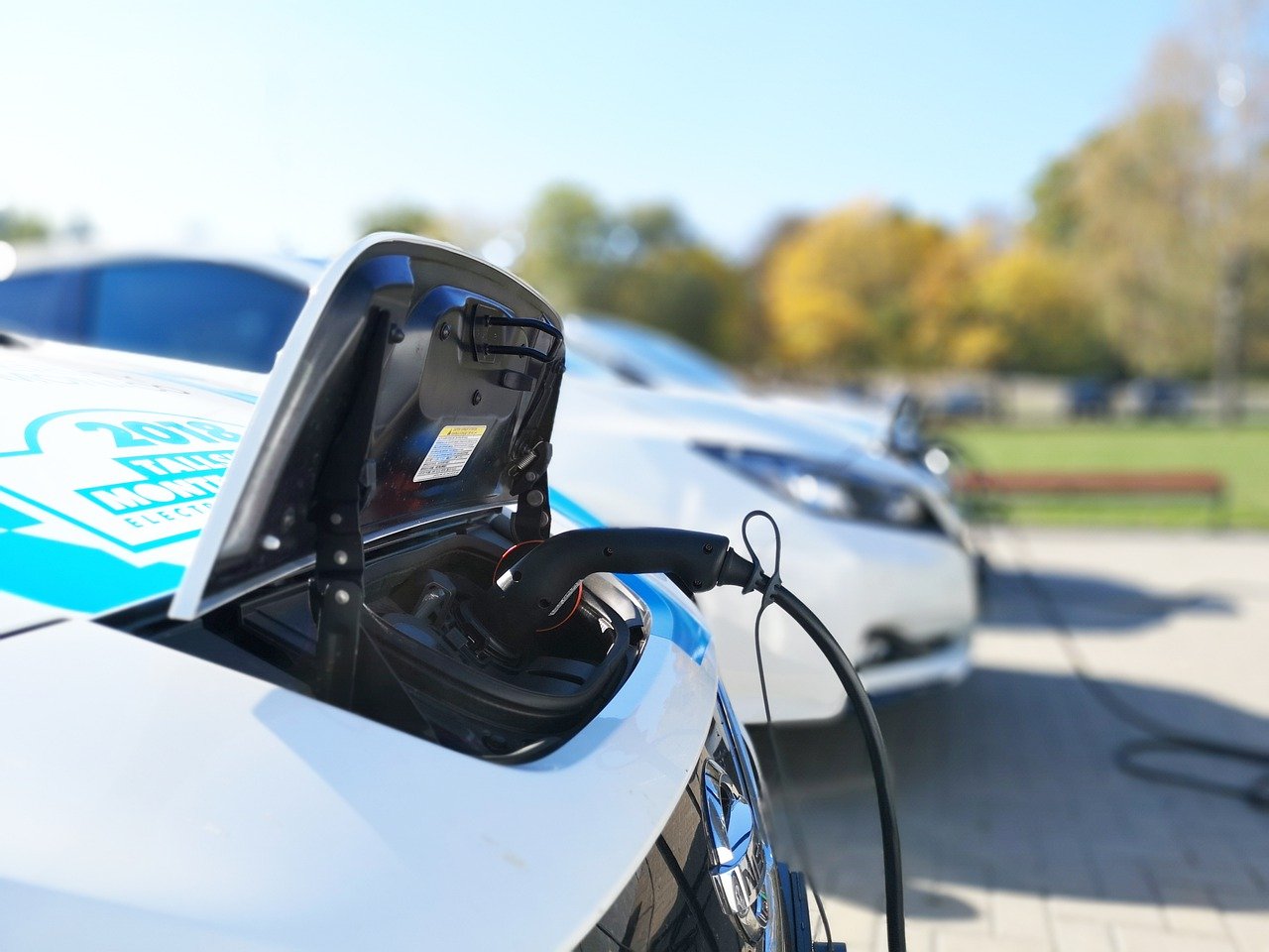 Veicoli elettrici: a Erba arrivano 17 colonnine di ricarica