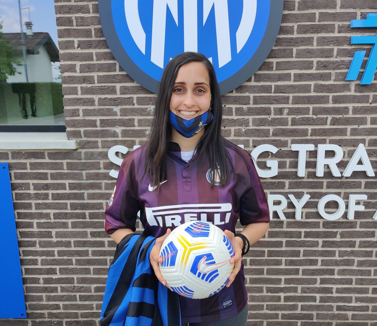 Appiano Gentile si tinge di nerazzurro e Nadia riceve il pallone da Lukaku