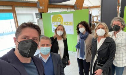 Nicola Molteni e il sindaco di Cantù in visita all'hub vaccinale di Mariano