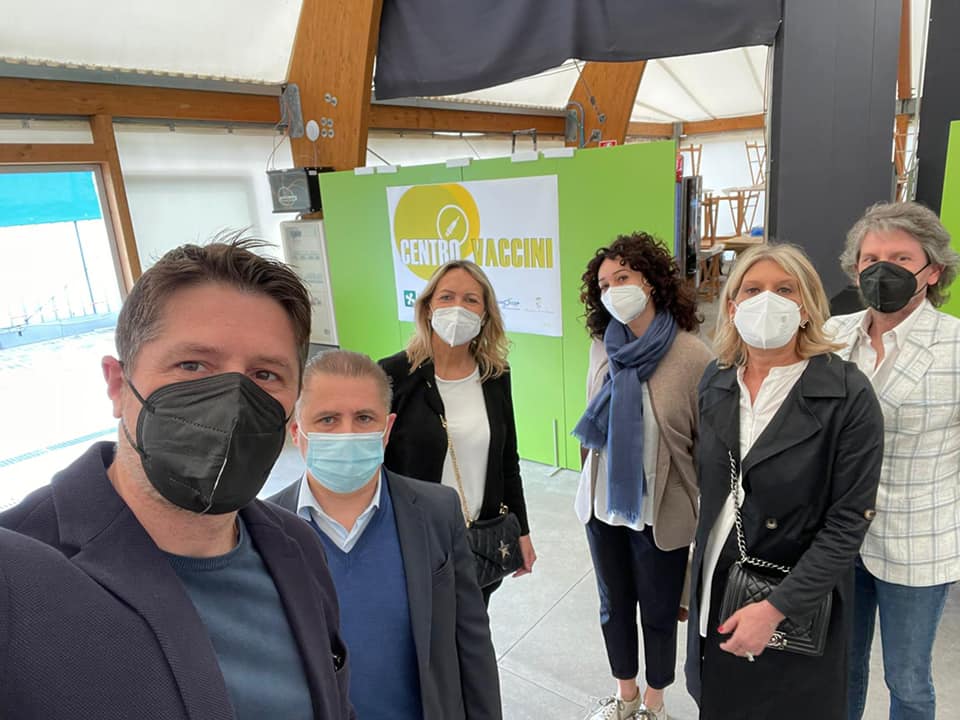 Nicola Molteni e il sindaco di Cantù in visita all’hub vaccinale di Mariano