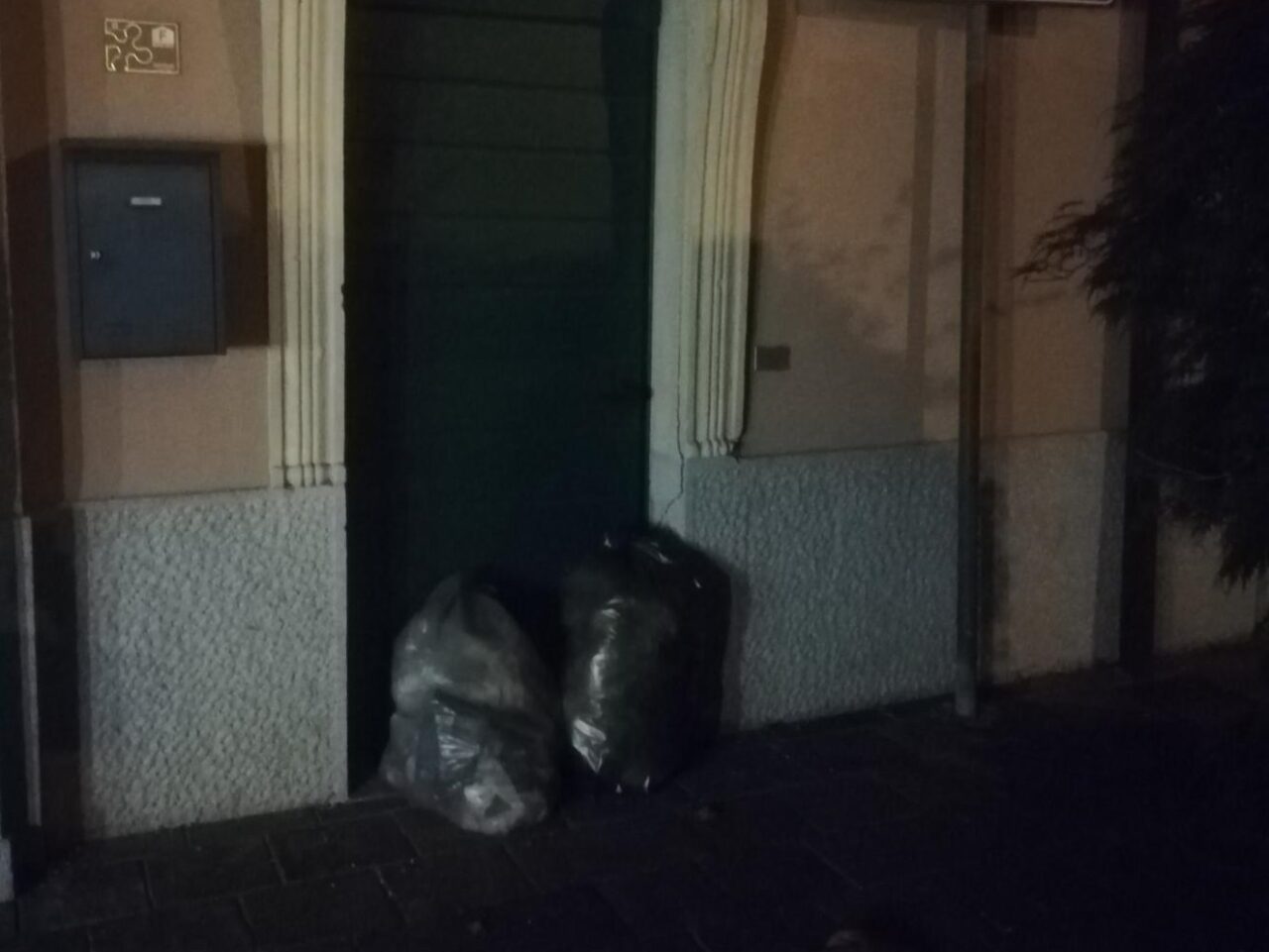 Il Comune invita i cittadini a non esporre i rifiuti “per preservare il decoro urbano”, ma “dimentica” i suoi