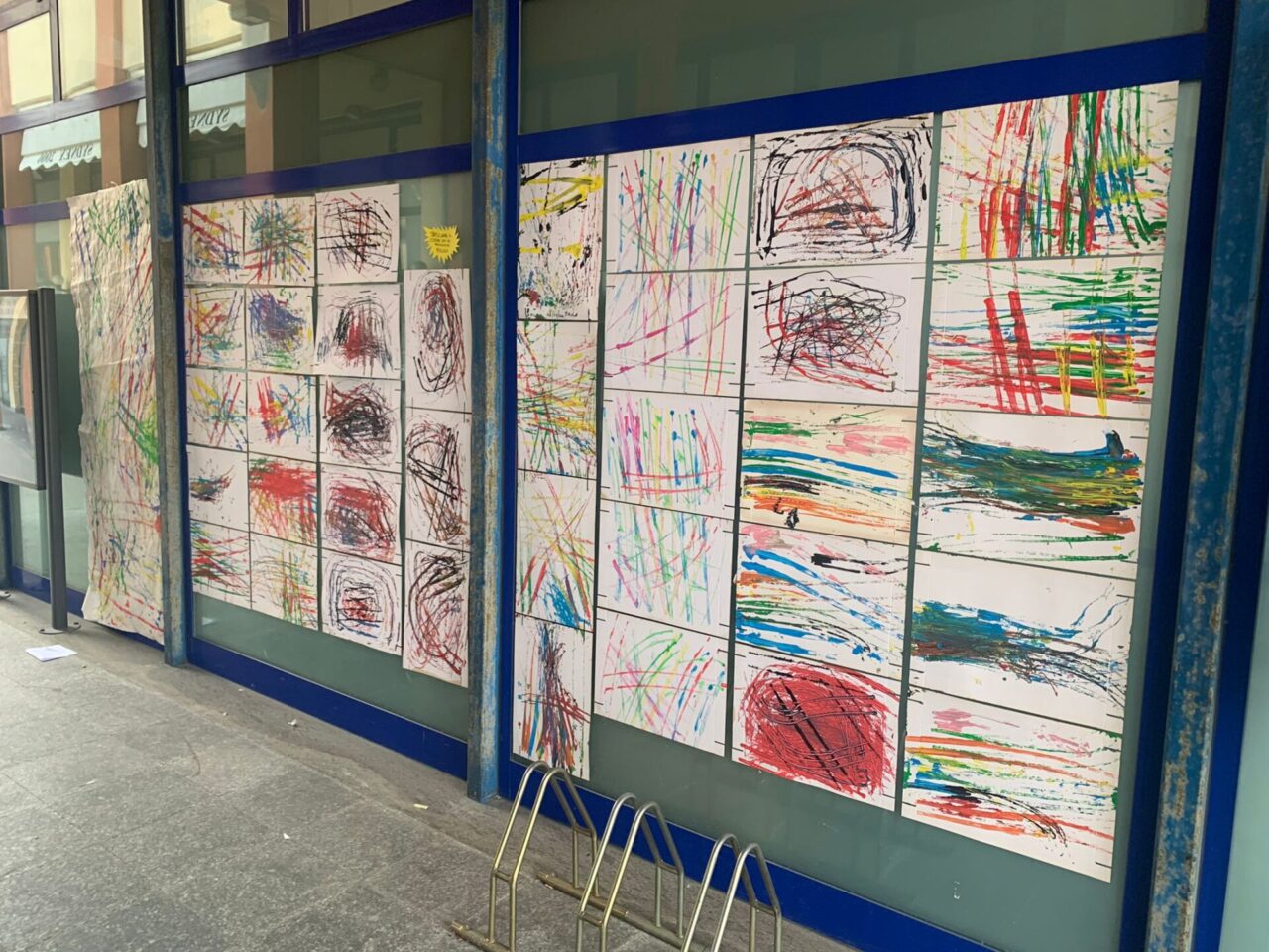 Municipio tappezzato dai disegni: i bimbi della materna colorano di bellezza il paese