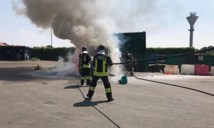 Furgone prende fuoco in discarica a Turate