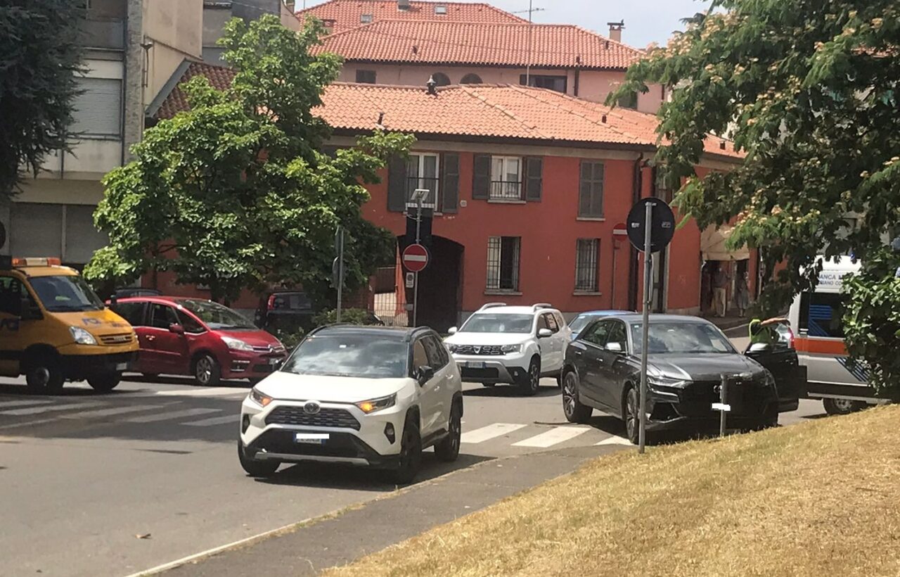 Incidente a Cantù scontro tra auto