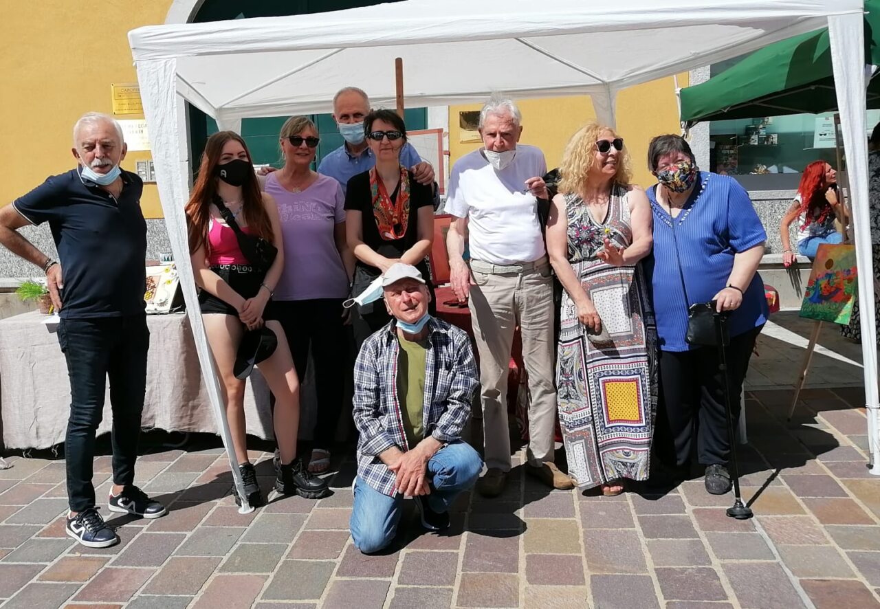 Mostra artistica in piazza: successo per l’evento della “Carlo Linati”