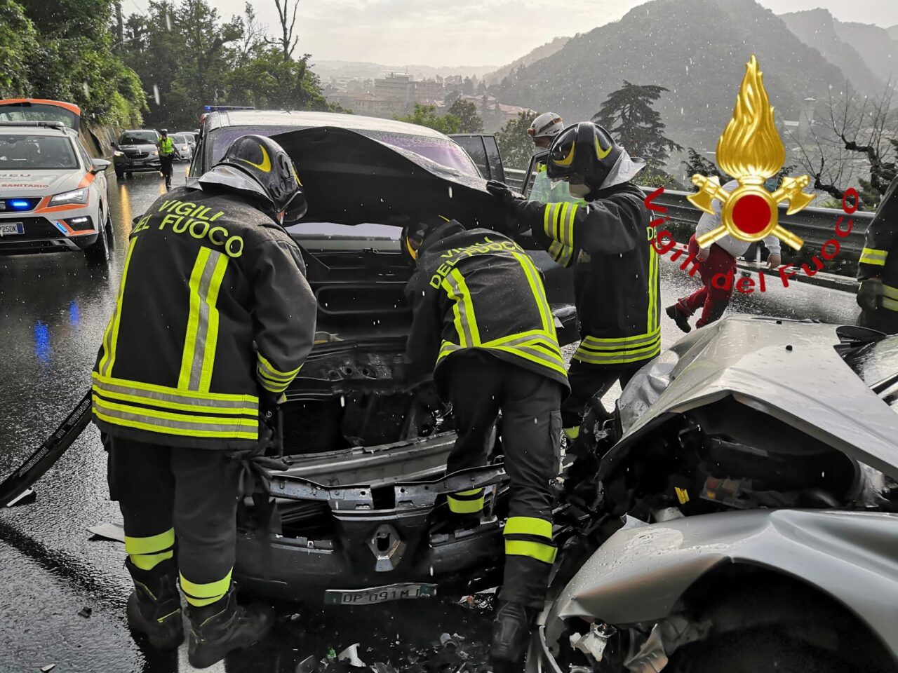 Frontale tra due auto, un ferito estratto dalle lamiere