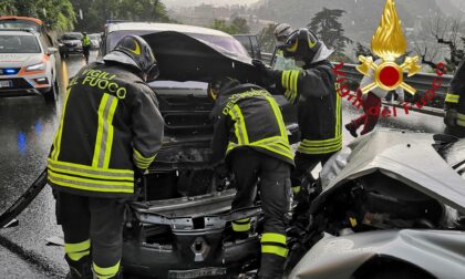 Frontale tra due auto, un ferito estratto dalle lamiere