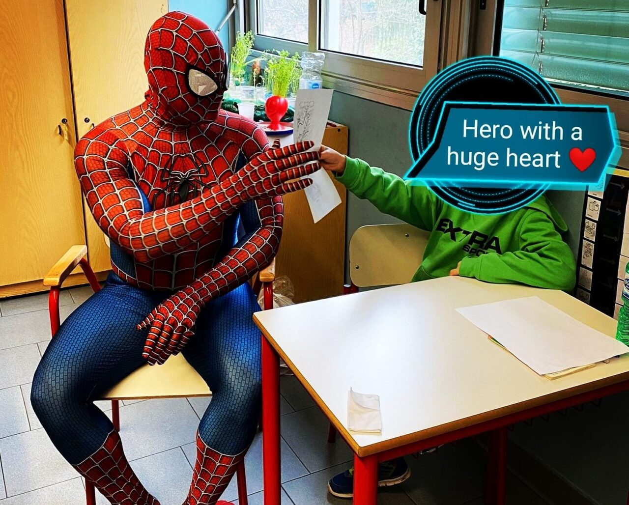 Si trasforma in Spiderman per portare il sorriso ai bambini in ospedale