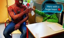 Si trasforma in Spiderman per portare il sorriso ai bambini in ospedale